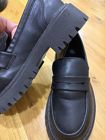 amor: Qara loafer ayaqqabı - Stil: Klasik penny loafer dizaynı, üst hissədə — 4