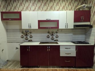 стол из блока цилиндров: Mətbəx mebeli dəsti - Rəng: bordo-ağ kombinasiyası, parlaq fasadlar -