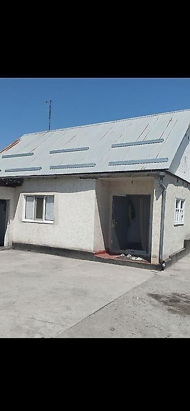 сдаётся полдома: Сдам дом, туалет в огороде. есть пристройка баня. только иностранцу — 1