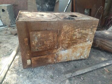 газовая горелка для похода: Печь-буржуйка из металла с варочной поверхностью. Оснащена двумя