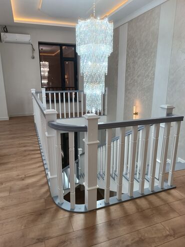 Деревянные лестницы: Стильная деревянная лестница, выполненная в классическом стиле — 30