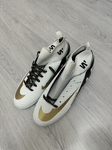 Krasofkalar və idman ayaqqabıları: Məhsul: Futbol butsası (Nike Mercurial tərzində) - Rəng: ağ/qaralı