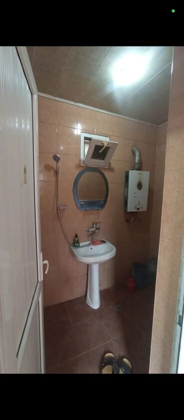 badamdarda heyet evleri kiraye: Masazır dayirəsində araz marketin arxasında adelni həyət evinə otağ
