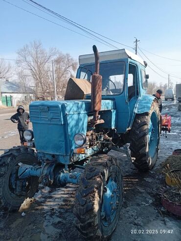 Тракторы: Продается трактор т-40плуг.
цена 200000 сом. только звонить