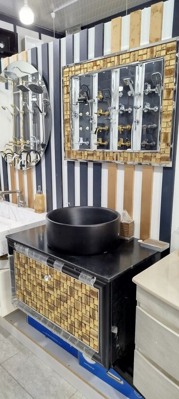 Kabrolar: Qara dairəvi üstdən quraşdırılan lavabo və dekorativ vanna otağı şkafı