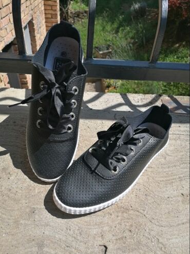 Sneakers & Athletic shoes: 39, color - Black