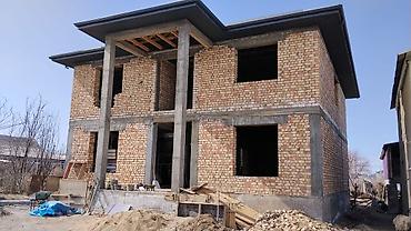 Кыймылсыз мүлк: Продаю недостроенный дом на участке 7,5 соток в районе обл. больницы — 1