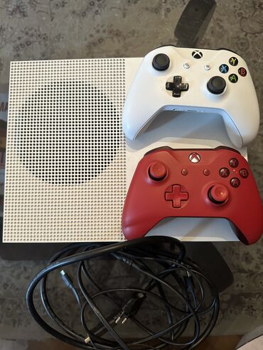 xbox 360 baku: Salam,Xbox one s satılır ideal veziyyetdedir üzerinde 2 original pult
