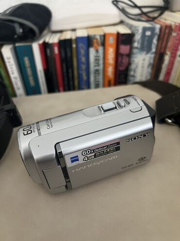 видеокамера sony профессиональная: Sony DCR-SX40 satilir batareyasi ve saire yoxdu, isleyib islemediyi