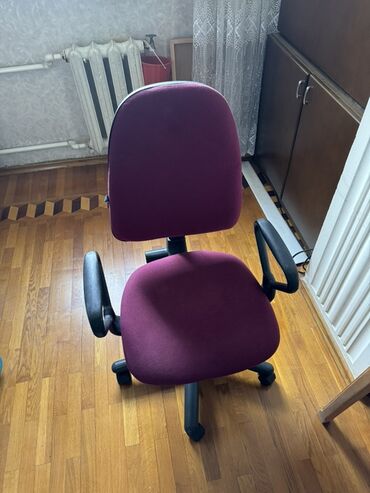 Табуретки: Təkərli, benovseyi rengde ofis kreslosu. Tənzimlənən oturacaq