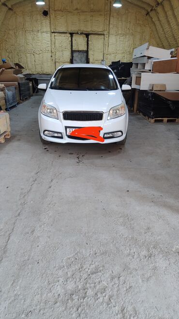 айго aygo: Белый компактный седан/хэтчбек класса B/C. Практичный городской