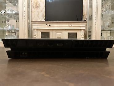 naqilsiz internet: Sony PlayStation 4 (PS4) oyun konsolu 2 pultun yığmağı üçün aparatda — 2