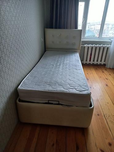 Tək nəfərlik çarpayı satılır. Çarpayı krem rəngli yumşaq üzlüklə lalafo.az -da Tək nəfərlik çarpayı satılır. Çarpayı krem rəngli yumşaq üzlüklə