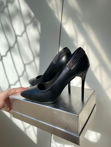 женская обувь 40 размер: Туфли 38, цвет - Черный