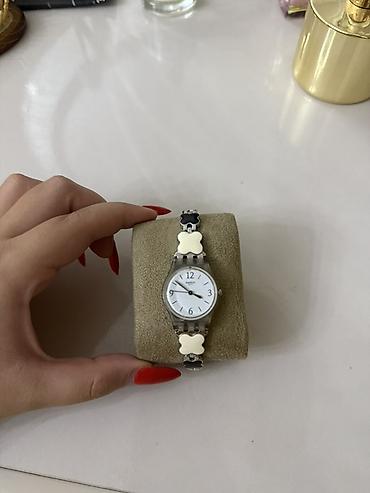 luc saat: Swatch qadın qol saatı - Brend: Swatch (klipsdə və siferblatda loqo) — 1