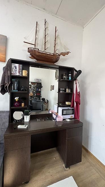 sac kəsimi ucun masa: Razılaşma olacaq / bərbər salon üçün iş masası və güzgülü vitrin - — 1