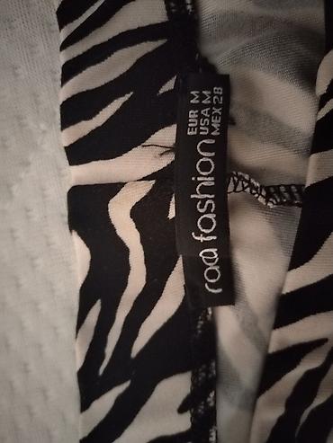 Farmerke: Dve ženske farmerke – različiti modeli i bendovi. 1) Sinsay skinny — 13