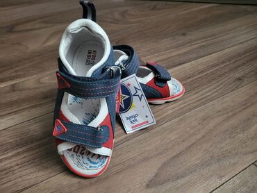 кожаная детская зимняя обувь: Сандалии детские. Размер 28, новые. Цвет синий/белый/красный
