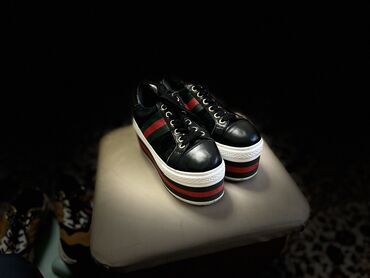 сникерсы обувь женская: Продаю сникерсы на платформе Gucci 35 размер. 1600 сом