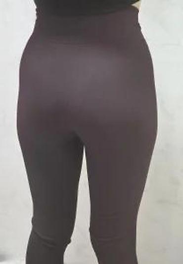 Helanke, biciklistički šortsevi: Ženske helanke tamne boje sa rebrastom teksturom. Karakteriše ih visok — 21