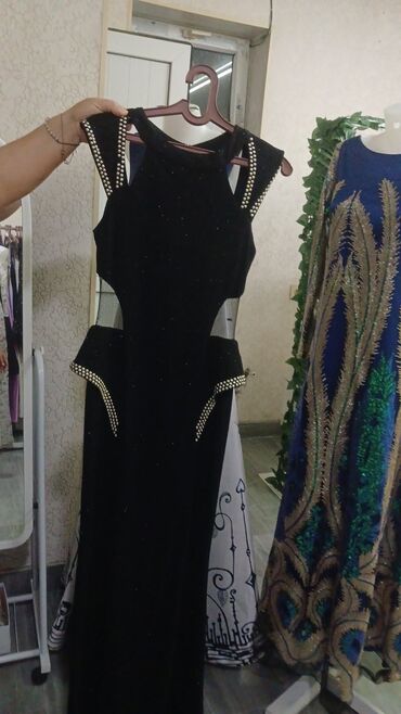 Ziyafət donları: Zərif gecə və tədbir geyimləri kolleksiyası - Qara-qızılı maxi don — 4