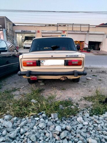 VAZ (LADA): Bej rəngli, dörd qapılı, klassik üslubda Lada avtomobili. Arxa və ön