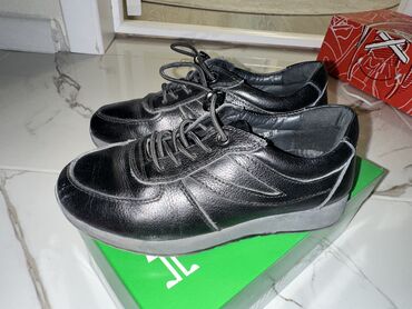 шикарные ботинки: Кожаная обувь на мальчика 30размер в хорошем состоянии. 800 сом