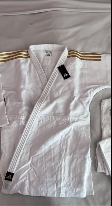 İdman formaları: Ag ve göy rengi var 
Her rezmer var
Oreginal gizl pagonlu adidas