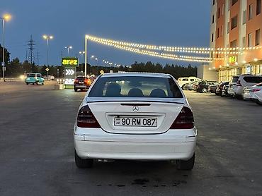mercedes 180 b: Mercedes-Benz C-Class sedan - Gövdə: 4 qapılı sedan, ağ rəng - Kuzov — 4