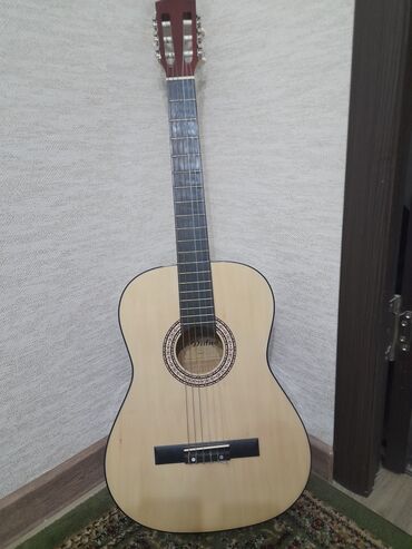 купить струны для классической гитары: 5500KGS СРОЧНО! Классическая гитара,39 размер, есть маленькие