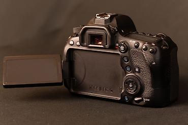 canon 6d: Canon EOS 6D Mark II DSLR + Canon EF 50mm f/1.8 STM obyektiv Üzərində — 2