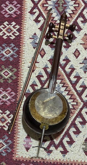 ukulele gitar: Kamança Satılır Şagirdlər üçündür.300AZN — 2