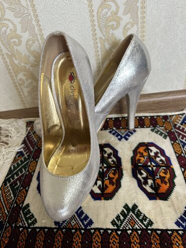 сапоги зимние женские натуральная кожа натуральный мех распродажа: Продаю серебристые б/у туфли в хорошем состояние одевала один раз