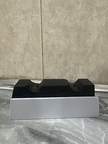 dualsense charging station: İki yuvalı şarj/stansiya baza - Qara-gümüş rəngli, stolüstü baza - 2 — 1