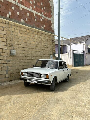 VAZ (LADA): Lada 2107 model ağ rəngli sedan avtomobil. Bu model, öz dözümlülüyü və — 9