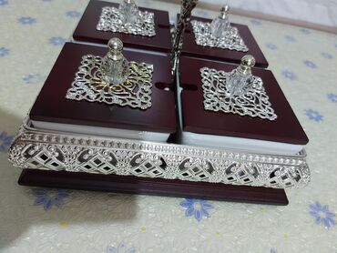 Konfet qabları: Çerez qabı 4 keramik gözlü,gümüş kaplamlı.baha alınıb ucuz satılır,25