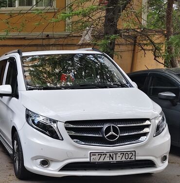 vito 115: Ağ rəngli Mercedes-Benz Vito miniveni. Bu model geniş salonu və