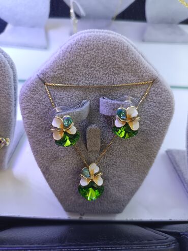 Bijuteriya dəstləri: Zərgərlik dəstləri – zövqlü aksesuar seçimi 1) Yaşıl daşlı çiçək — 1