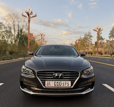 грандеур машина: Автомобиль Hyundai Grandeur, представленный в тёмно-сером цвете