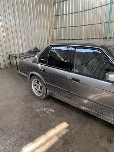 100000 авто: BMW 3 series: 1986 г., 2.5 л, Механика, Бензин, Седан