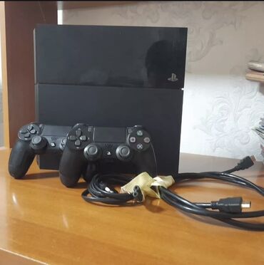 сони плейстейшен 4 сколько стоит: Игровая приставка Sony PlayStation 4 в черном корпусе, обеспечивающая