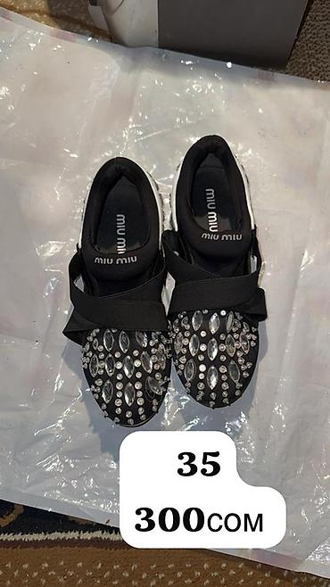 Босоножки, сандалии, шлепанцы: Женская обувь — два варианта. 1) Сандалии с декором - Размеры: 37 и — 43