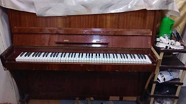 Upright pianino – klassik ağ-qara klaviatura, parlaq taxta