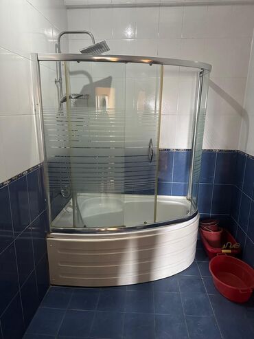 Özü yapışan divar kağızları: Künc tipli duş kabinəsi və hamam avadanlıqları dəsti - Oval-künc