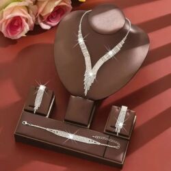 Setovi nakita: Set nakita Cena:2400 din Elegantan set nakita sa sjajnim kamenčićima — 4