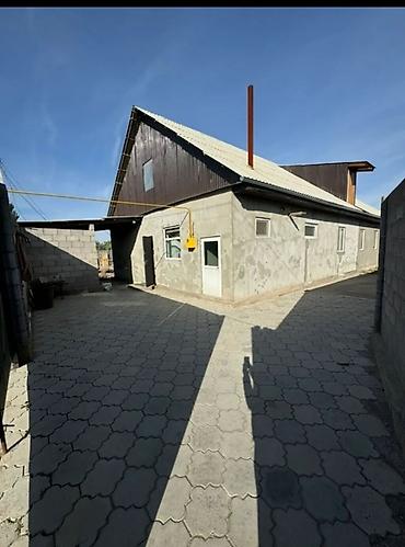 Продажа коттеджей и домов: Продаётся жилой дом с ограждённым двором. - Кирпичный/блочный участок — 2