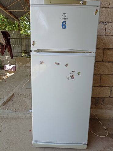 Soyuducular: İşlənmiş 2 qapılı Indesit Soyuducu Satılır, rəng - Ağ, Təkərli