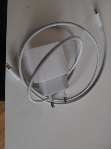 Digər mobil telefonlar: Smartfon – tam ekranlı, ön kamera üçün mərkəzdə deşikli displeyli — 8