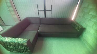 диван в кафе: Угловой диван, цвет - Коричневый, Б/у