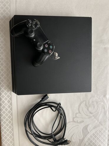 ps 4 pro: Ps 4 pro Az işlənib heçbir problemi yoxdur 1tb 2 joystick var biri